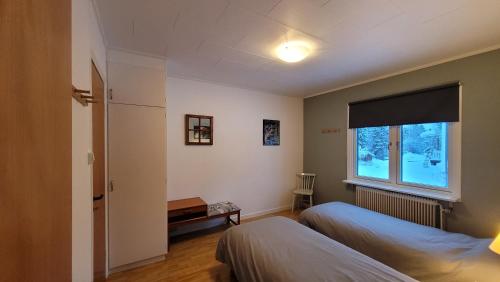 1 dormitorio con 2 camas y ventana en Enjoy life Föllinge en Föllinge