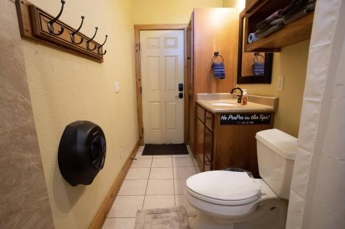 Baño pequeño con aseo y lavamanos en Sitting Bull - Tipi 6, en New Braunfels