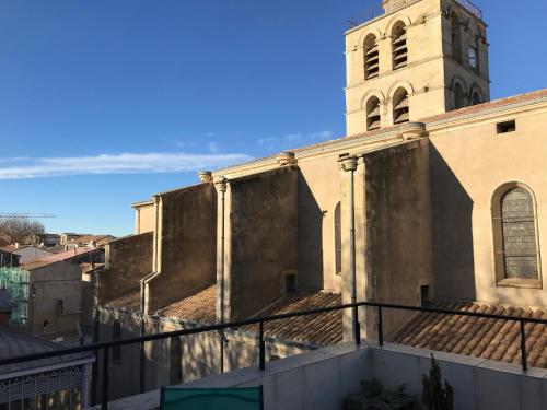 Το κτήριο όπου στεγάζεται  το διαμέρισμα