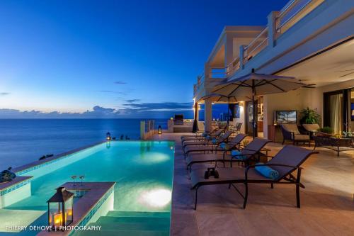 Baseinas apgyvendinimo įstaigoje Anguilla Sunset Beach House arba netoliese