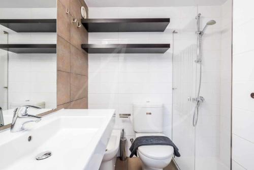 a bathroom with a toilet and a sink and a shower at Bonaigua 006 by SeaMount Rentals in Naut Aran