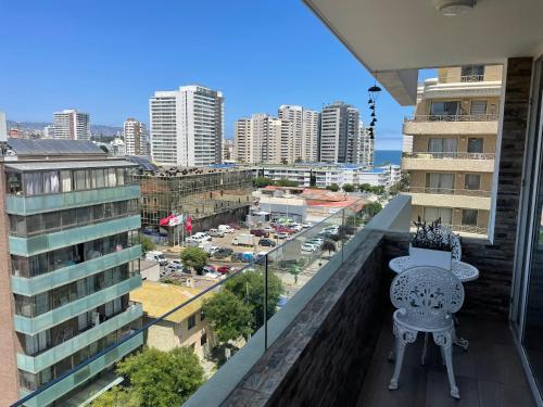 a balcony with a view of a city at Arriendo Departamento 10 Norte Viña del Mar in Viña del Mar