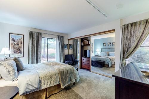 ein Schlafzimmer mit einem Bett und einem großen Fenster in der Unterkunft Sedona Hideaway in Sedona