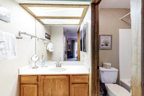 ein Badezimmer mit Waschbecken, Toilette und Spiegel in der Unterkunft Sedona Hideaway in Sedona