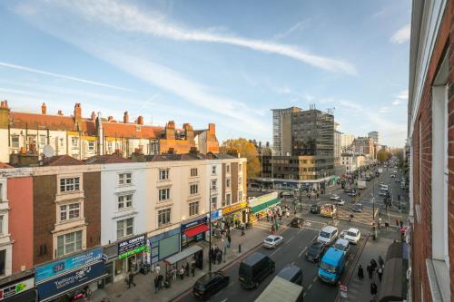 a busy city street with cars and people and buildings at Bright One Bedroom Flats near Marble Arch and Hyde Park in London