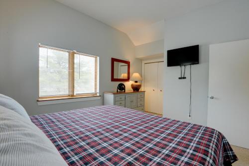 a bedroom with a bed and a tv in it at West Dover Condo with Fireplace Half Mi to Mt Snow in West Dover