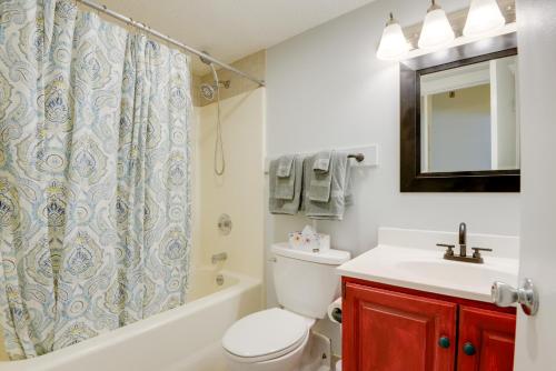 y baño con aseo, lavabo y ducha. en West Dover Condo with Fireplace Half Mi to Mt Snow, en West Dover