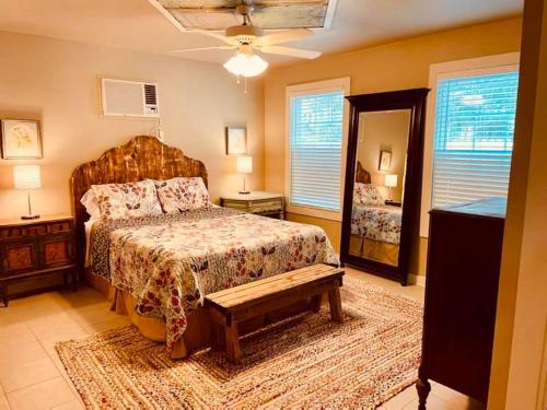Un pat sau paturi într-o cameră la Elm Street Cottage