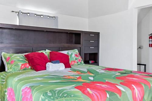 Posteľ alebo postele v izbe v ubytovaní Cocoplum Rest N Hideaway #2