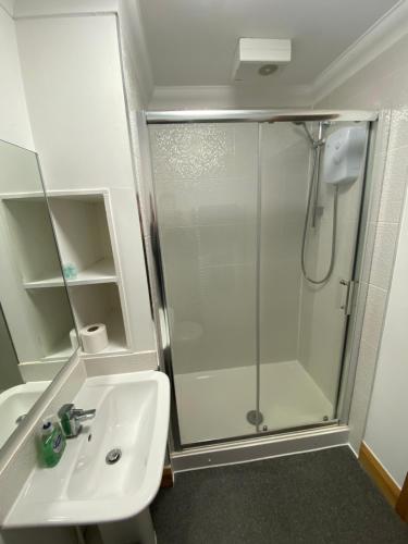 y baño con ducha y lavamanos. en Stylish 1 bedroom apartment in Norwich city centre en Norwich