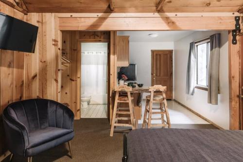 大熊湖的住宿－2411 - Oak Knoll Duplex Studio #14 cabin，一间卧室配有一张床、一张桌子和一把椅子