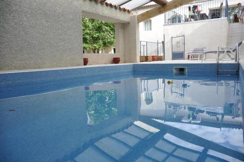 - une piscine avec réflexion dans l'eau dans l'établissement La Villa Sepia - Piscine privée et chauffée, à Montblanc