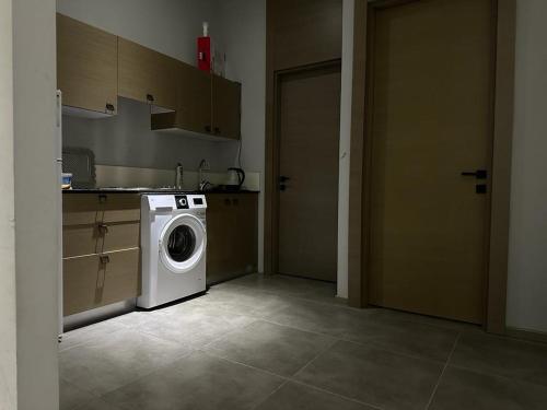 una cucina con lavatrice di Soli centr apartman a Mezitli