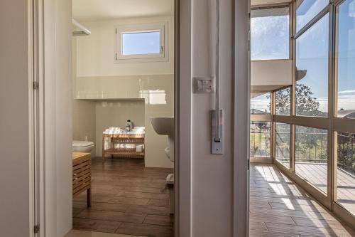 Habitación con baño con lavabo y aseo. en Oleaclub Locazione Turistica, en Asolo