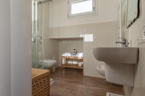 a bathroom with a sink and a shower and a toilet at Oleaclub Locazione Turistica in Asolo