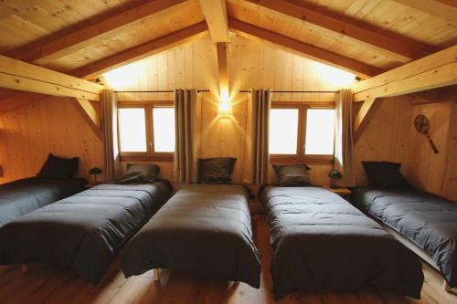 Habitación con 4 camas en una cabaña de madera en Charmant demi-chalet à la montagne, en Notre-Dame-de-Bellecombe