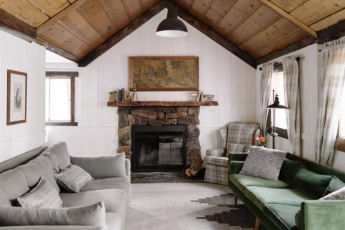 sala de estar con sofá y chimenea en 2409 - Oak Knoll #11 cabin en Big Bear Lake