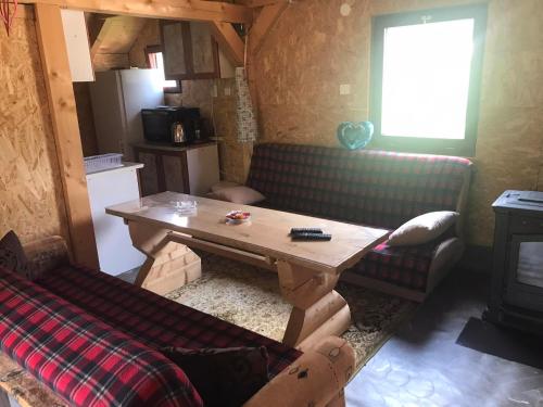 ein Wohnzimmer mit einem Tisch und einem Sofa in der Unterkunft Vikendica Na Plivi in Šipovo