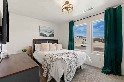 1 dormitorio con cama y ventana en Modern Cabin Vibes, Vaulted ceilings, Sleeps 8!, en Caldwell