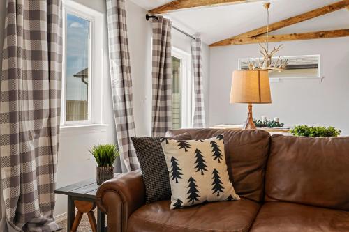 a living room with a couch and a table at Modern Cabin Vibes, Vaulted ceilings, Sleeps 8! in Caldwell