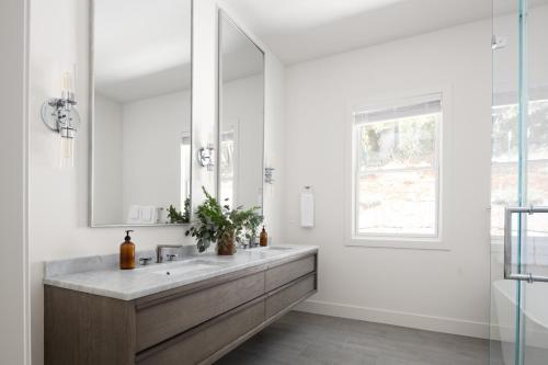 een badkamer met een grote wastafel en een spiegel bij Syrah by AvantStay Hilltop Haven in Sonoma Infinity Pool w Valley Views in Sonoma