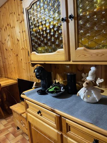un armario con un animal de peluche sentado en un mostrador en Le bonbon di morgex vda morgex cir 27 en Morgex