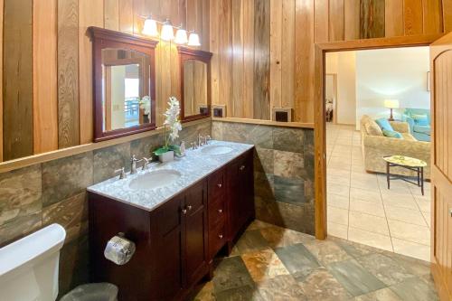 uma casa de banho com 2 lavatórios e um espelho grande em Anchor's Aweigh em St. George Island