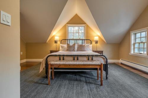 um quarto com uma cama num sótão em Cortland by AvantStay Charming Heritage Estate w Private Lake Pool em Saugerties