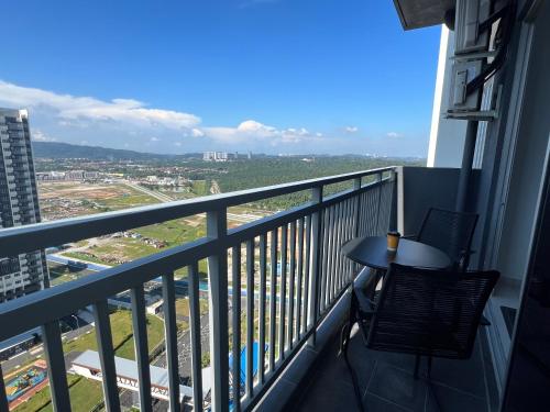 einen Balkon mit einem Tisch und Stühlen sowie Aussicht in der Unterkunft Maryam’s Place @ Adelia 2 in Kampong Batu Lima Bangi