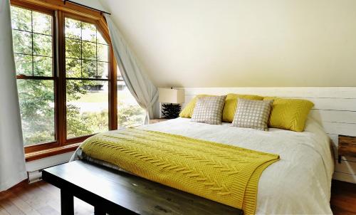 Ένα ή περισσότερα κρεβάτια σε δωμάτιο στο 9018 Chemin des Alpages