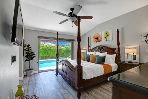 una camera con letto e ventilatore a soffitto di Gobi by AvantStay Fire Pit Pool BBQ Permit5102 a Palm Springs