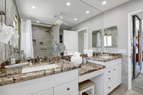 un bagno con due lavandini e un grande specchio di Gobi by AvantStay Fire Pit Pool BBQ Permit5102 a Palm Springs