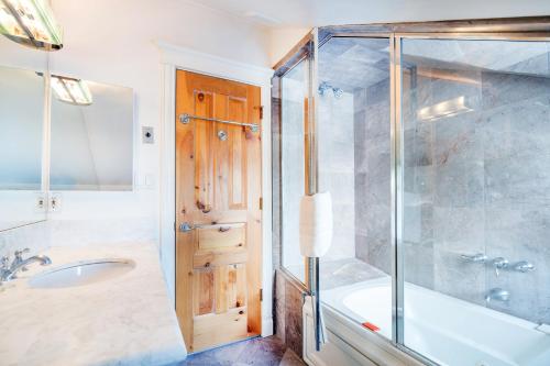 bagno con doccia, vasca e lavandino di Hruza Hideout by AvantStay Quiet Apartment in Tellurides Historic District Permit 16094 a Telluride