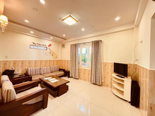 een woonkamer met een bank en een tv bij Home Thỏ Vân Anh in Da Lat