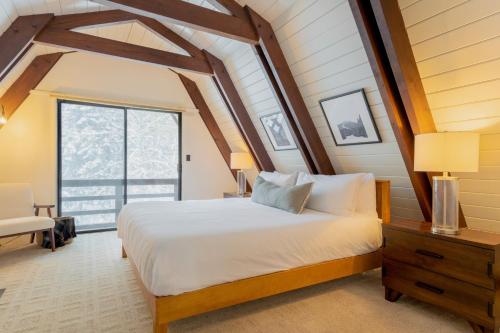 a bedroom with a large bed in an attic at Tahoe Bliss by AvantStay Mins from SlopesShore in Olympic Valley