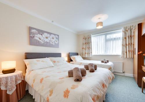 1 dormitorio con 2 camas con animales de peluche en Primley Park en Paignton
