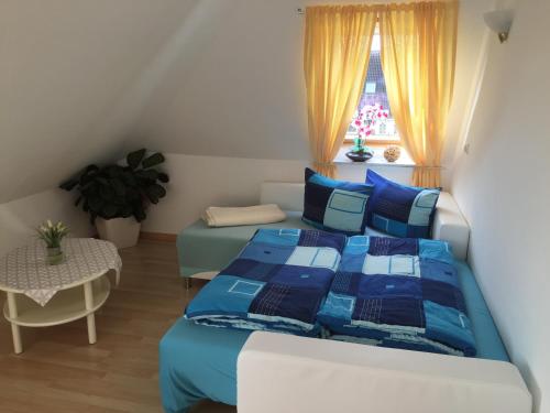 1 dormitorio con cama, mesa y ventana en Fewo Zur Ilmenau, en Melbeck