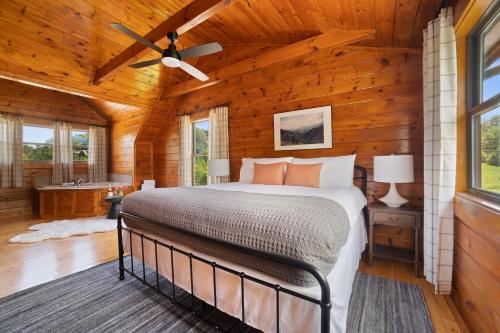 Schlafzimmer mit einem Bett und einem Deckenventilator in der Unterkunft Tennessee Blue by AvantStayHeart of Pigeon Forge in Pigeon Forge