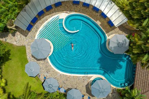 an overhead view of a swimming pool with umbrellas at Hideaway Rio Celeste Hotel in Bijagua