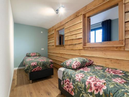 - 2 lits dans une chambre dotée de murs en bois dans l'établissement De Hoeve II, à Hulsel