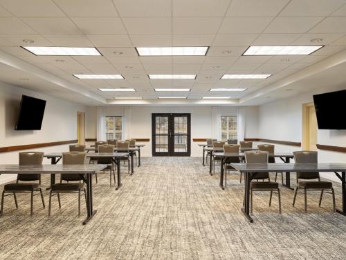 Televisyen dan/atau pusat hiburan di Staybridge Suites Rochester University by IHG