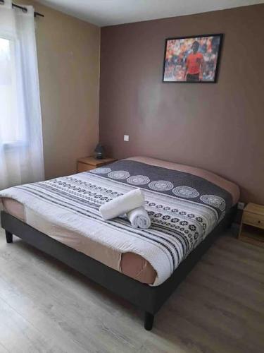 une chambre avec un lit avec deux serviettes dessus dans l'établissement Maison climatisée confortable, à Trèbes