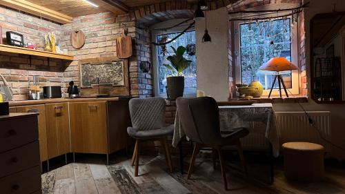 cocina con mesa y sillas en una habitación en Apartamenty 3 Pory Roku, en Komarno