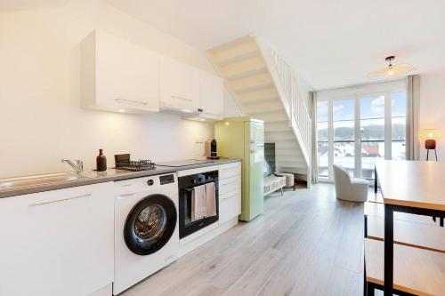 une cuisine avec un lave-linge au milieu dans l'établissement La Résidence Alpha Viroflay 301 - Duplex 2 chambres - 6 pers, à Viroflay