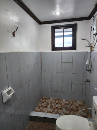 Ένα μπάνιο στο 2BR Penthouse Condo Rental