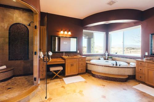 een grote badkamer met een bad en een wastafel bij Via del Sur by AvantStay Private Spanish Villa w Views Walk to Wineries in Temecula