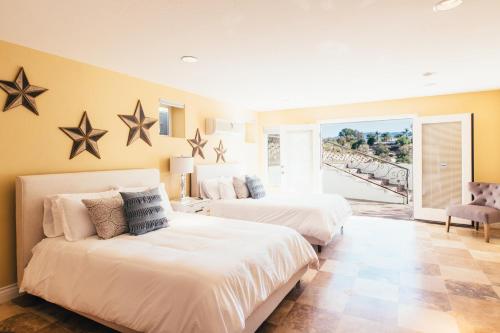 twee bedden in een kamer met sterren aan de muur bij Via del Sur by AvantStay Private Spanish Villa w Views Walk to Wineries in Temecula