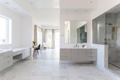 Ванна кімната в Julep by AvantStay Stylish 9 BR Estate w Mid-Century Modern Decor