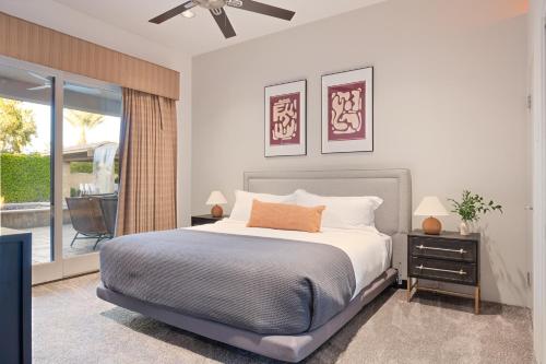 sypialnia z łóżkiem i balkonem w obiekcie Casa Palmera by AvantStay Entertainers Oasis w Guesthouse Minutes from Coachella Valley w Bermuda Dunes