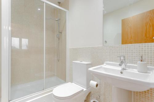 a bathroom with a shower and a toilet and a sink at Premium Nights - Harry Potter, Professional, Family stay in Watford